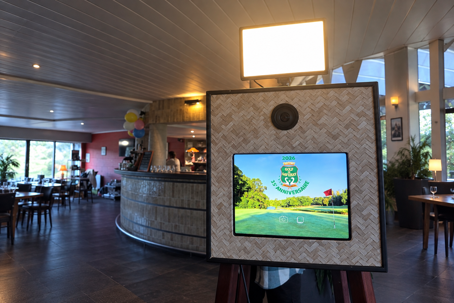 Invités s'amusant avec le photobooth Sourire en Booth